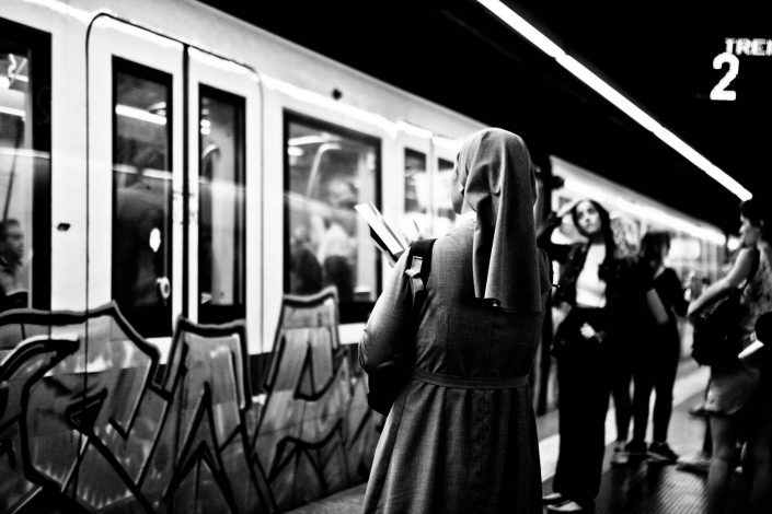 Reading nun at the metro system of Rome city. Street Photography by Victor Borst