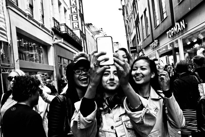 Selfie of four to five girls in the kalverstraat, Amsterdam. Street photography by Victor Borst
